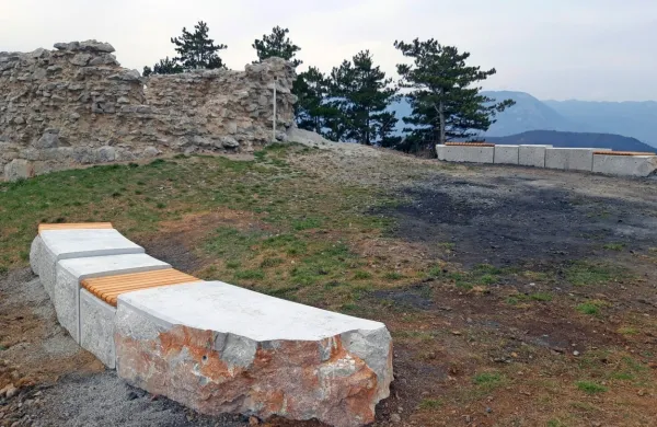 Na Gledanci kamniti klopi, težki 17 ton