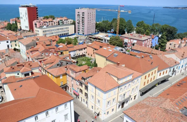  Po novem so na seznam območij za pešce s popolno prepovedjo 
motornega prometa uvrstili tudi Verdijevo ulico in Muzejski trg. 