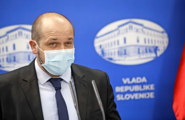 “V zadnjih dneh smo krepko zakorakali v tretji val epidemije,” je  
dejal  minister za zdravje Janez Poklukar.