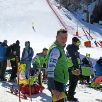 Nekaj utrinkov iz delavnika in trenutkov veselja  naših prvakov,  pa 
tudi nekaj prizorov iz priprave proge in opreme, si lahko ogledati 
v naši fotogaleriji. Najboljši tekmovalci imajo samo za svoje 
osebne potrebe - za enega posameznika -  smuči in drugega 
materiala za cel kombi.  