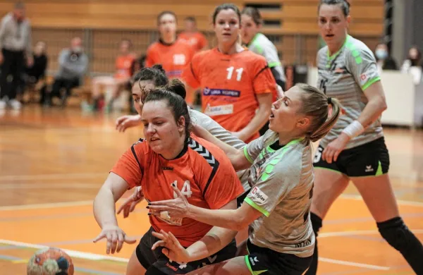 Koprske rokometašice (v oranžnem) se še vedno borijo za 
obstanek v prvi ligi.