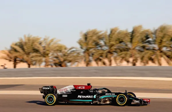 Lewis Hamilton bo v Bahrajnu poskušal nadaljevati zmagoviti niz 
iz pretekle sezone.