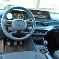 Notranjost je doletela digitalizacija, od merilnikov do široke palete 
asistenčnih sistemov, zdaj je Hyundai ponekod že stopil pred 
konkurenco.


