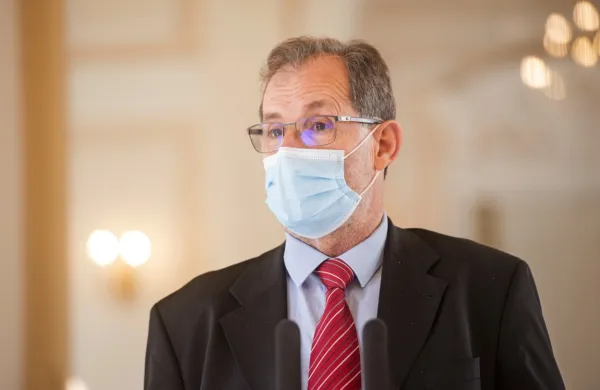 Poslanec Jurij Lep je  potrdil, da je v skladu z napovedjo izstopil iz 
poslanske skupine Desusa.