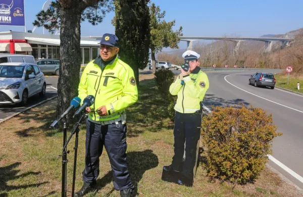 Komandir Mitja Palčič, v ozadju pa silhueta policistke, ki jo bodo  
premeščali na različne cestne odseke.