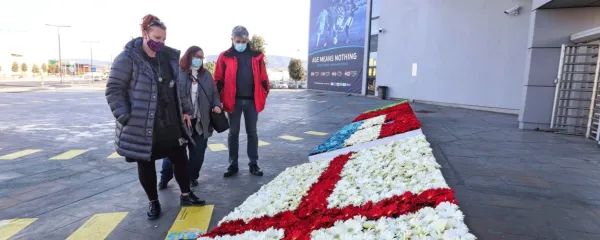 Največ “gledalcev” na Bonifiki imajo zastave iz cvetov, ki so jih izdelale marljive  cvetličarke koprske Marjetice. 