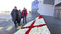 Največ “gledalcev” na Bonifiki imajo zastave iz cvetov, ki so jih izdelale marljive  cvetličarke koprske Marjetice. 