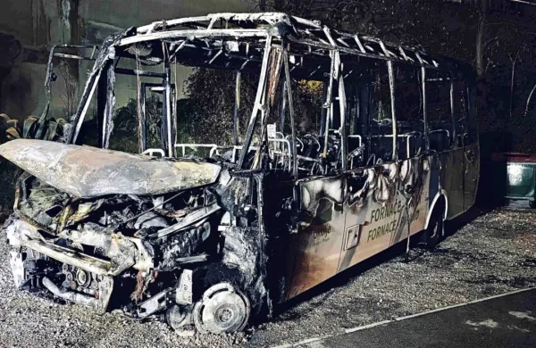 Avtobus je zgorel v celoti.