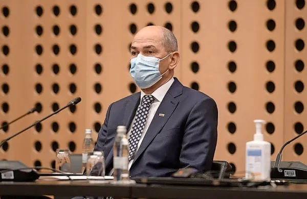 Po besedah premiera Janeza Janše tempo cepljenja zagotavlja, da 
bomo stopnjo precepljenosti, ki resno pomaga pri zaustavljanju 
epidemije, dosegli v juniju oziroma nekje na začetku poletja.