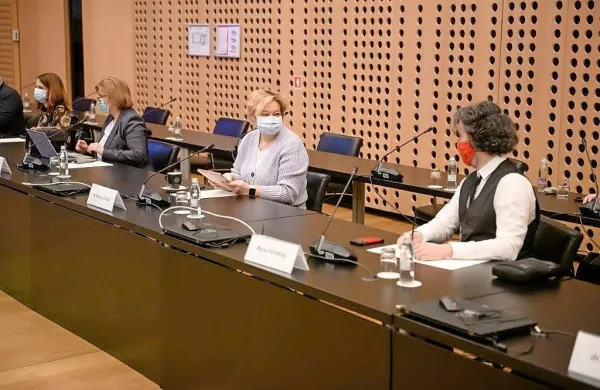 Strokovna skupina pri ministrstvu za zdravje vladi enotno predlaga popolno zaprtje države od 1. do 11. aprila.