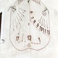 Sončna ura na župnišču s sporočilom, da bo ena (ura) zadnja.