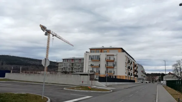 Ob že zgrajenih blokih v soseski Brinje na Kozini  naj bi zrasel še eden, v katerem bo 30 oskrbovanih 
in 12 namenskih stanovanj.  