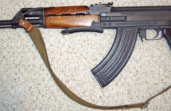 Pivčan je pred približno letom in pol  na Čepnem z avtomatsko 
puško streljal proti vaščanoma in hiši, v kateri so bili njuni 
sorodniki (fotografija  je simbolična).