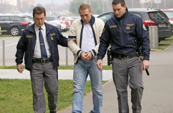 Qazimi Qazim (na fotografiji med pravosodnima policistoma) je 
na sodišču v Kopru priznal krivdo.