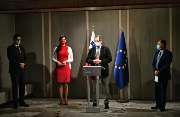 Poslanci Janja Sluga, Igor Zorčič in Branislav Rajić, ki so minuli 
teden izstopili iz SMC, ter Jurij Lep, ki je izstopil iz DeSUS, so se 
danes prvič sestali.