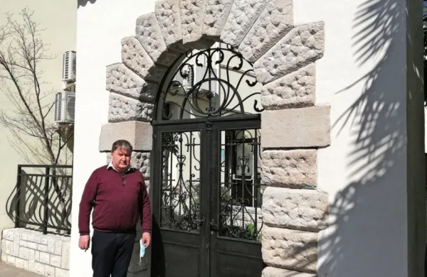 Vladimir Mikac pred obnovljenim  kamnitim portalom, ki je    med  
osrednjim objektom Dijaškega in študentskega doma ter   stavbo, v 
kateri domuje Pedagoška fakulteta.   