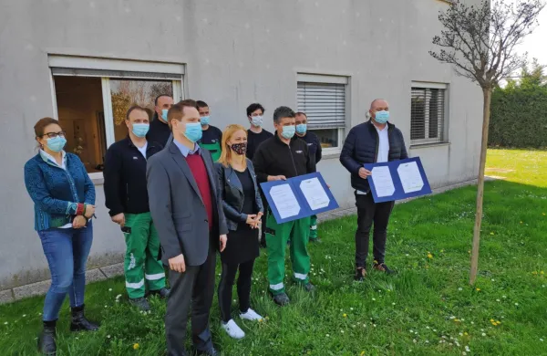 Ob današnjem podpisu podjetniške kolektivne pogodbe v Marjetici Koper so se akterji (prvi z desne Davor Briševac) postavili še 
pred objektiv.
