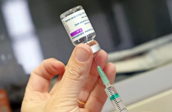 Po Nemčiji ustavljajo cepljenje mlaj&scaron;ih od 60 let s cepivom AstraZenece
