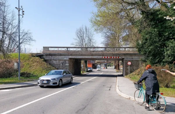 Tako za nekdanji mejni prehod z Italijo v Rožni dolini kakor za vse 
ostale, ki niso razglašeni za covid-19 kontrolno točko, velja, da  je 
prečkanje meje prepovedano.  