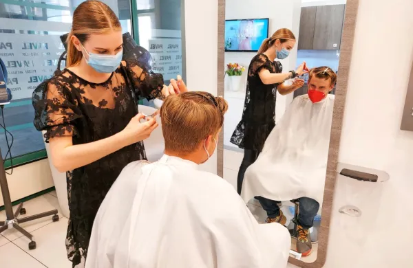 Frizerski saloni bodo morali že tretjič zapreti vrata. Manj okuženih zaradi tega niso zaznali,  zato pa velik primanjkljaj prihodkov. (foto: Leo Caharija)