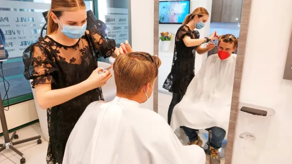 Frizerski saloni bodo morali že tretjič zapreti vrata. Manj okuženih zaradi tega niso zaznali,  zato pa velik primanjkljaj prihodkov. (foto: Leo Caharija)