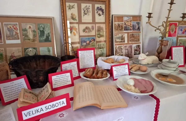 Razstava prikazuje krščanske običaje praznovanja od cvetne do 
velikonočne nedelje.