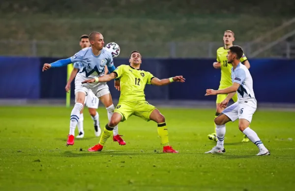 Slovenija (v belo-modrih dresih) je proti Češki v soboto remizirala, nocoj proti Italijanom potrebuje zmago. 
