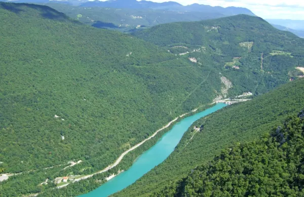 Gibanje Zdrava družba je, potem ko je DZ včeraj potrdil za del 
javnosti sporno novelo zakona o vodah, začelo z aktivnostmi za 
razpis zakonodajnega referenduma.
