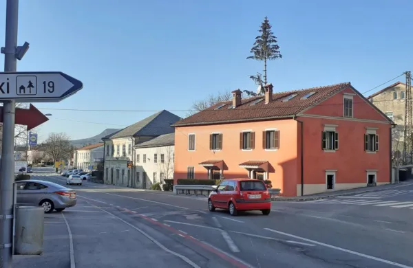 Občina želi med Ilirsko Bistrico in Sviščaki  urediti nadomestno cesto, ki bi bila speljana od Globovnika do Črnih njiv ter tako zaobšla 
središče Trnovega, kjer je zdaj odcep za Sviščake.