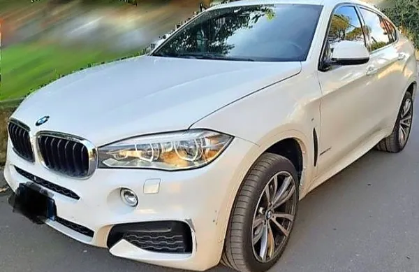 Pri pregledu vozila in listin vozila so policisti ugotovili,  da  je tipska 
nalepka ponarejena, prav tako   odtisnjena serijska številka šasije, 
prometno dovoljenje pa ukradeno.
