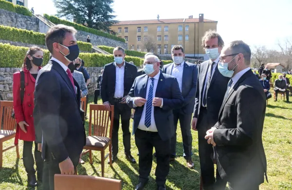 Aslan Uzun, Pavle Hevka, Kristjan Mugerli in Jernej Vrtovec (z leve)  na slovesnem podpisu pogodbe za odsek proge Črni Kal - Koper.