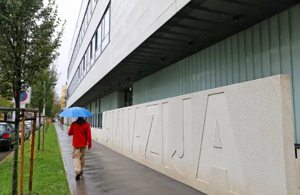 Novogoriška gimnazija tudi letos, že peto leto zapored, sodeluje v 
tem projektu in se tako ponovno poteguje za podelitev naziva 
Najšola ambasadorka Evropskega parlamenta.