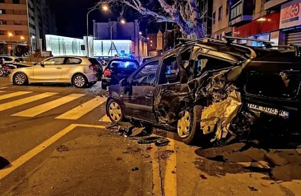 Včeraj okoli 21. ure je mladi voznik avtomobila znamke BMW 
povzročil pravo razdejanje v Ulici Giulia v Trstu. (Foto vir: 
Primorski dnevnik/FOTODAMJ@AN)