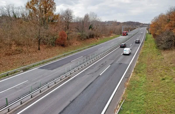 Po  velikonočnih praznikih bodo začeli obnavljati še odsek hitre 
ceste pri nasipu Vogršček.
