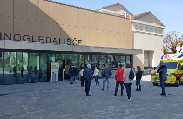 Danes se je v tolminskem Kinogledališču začelo organizirano množično cepljenje za prebivalce vseh treh posoških občin, Tolmina, Kobarida in Bovca. (Foto: Špela Kranjc/Občina Tolmin) 