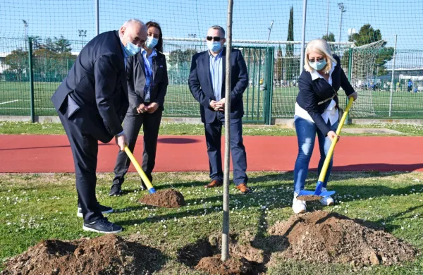 V okviru kampanje Čistejši zrak, boljša igra so  predsednik 
Nogometne zveze Slovenije Radenko Mijatović, vodja tekmovanja 
– Uefa evropskega prvenstva do 21 let Bettina Gressel in koprska 
županja Jasna Softić na ŠRC Bonifika zasadili 16 dreves.