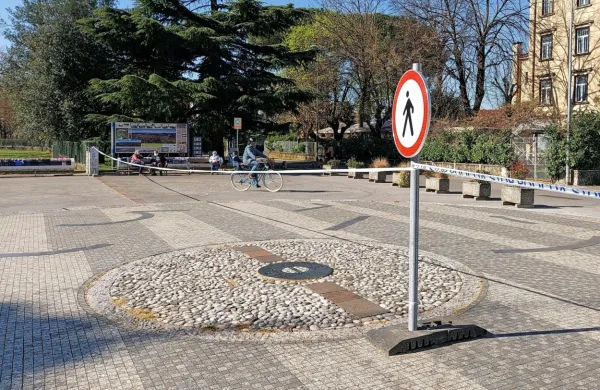 Na Trgu Evrope je policija namestila trak, za zdaj ni ograje. 
Novogoriški župan pa je proti postavljanju fizičnih ovir.  