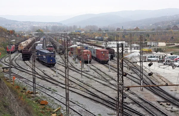 Zaposleni na železnici naj bi kradli gorivo, rezervna kolesa, 
kuhalne plošče, osvežilce  zraka ...  