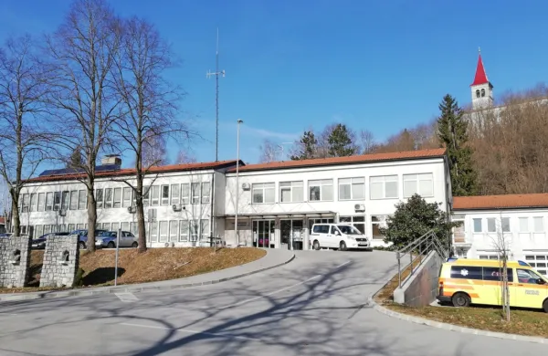 Nekateri ilirskobistriški občani, stari več kot 75 let, še niso bili 
cepljeni. V  ZD pravijo, da jim vedno ne uspe dobiti vseh naročenih 
odmerkov cepiva. 