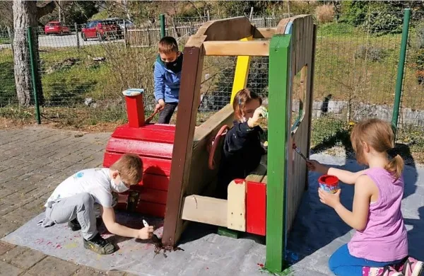 Otroci so sami prebarvali igrala