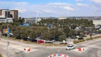 Na parkirišču za poslovnim objektom Barka ob Ferrarski ulici nameravajo zgraditi parkirno hišo Sonce za približno 464 vozil.