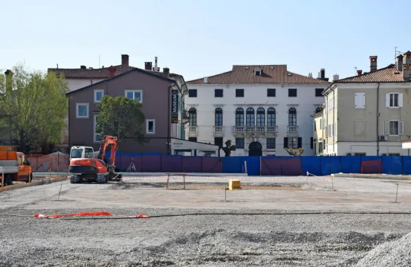 Ploščad nad parkirno hišo Belveder so pred dnevi zasedli gradbeni 
stroji. (Foto: arhiv MOK) 