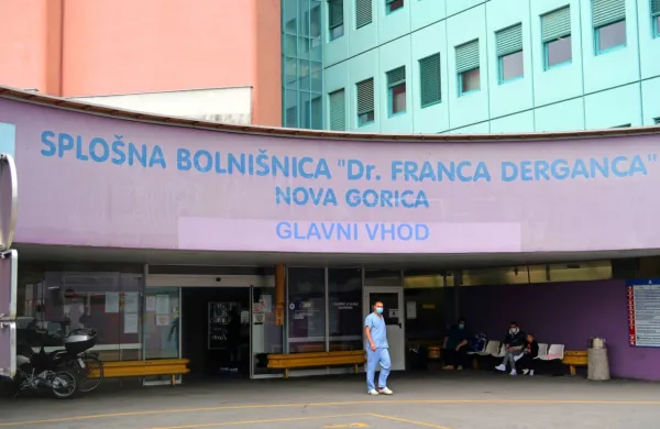 Enoti intenzivne nege za covid  in “ne-covid” zmorejo v Šempetru zagotavljati le s krčenjem dejavnosti, pravi 
vodstvo.  