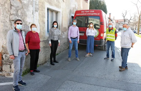 Sežanski Lionsi so kraško-brkinskim družinam v stiski, da bi jim 
polepšali velikonočne praznike,  podarili 50 paketov z živili. 