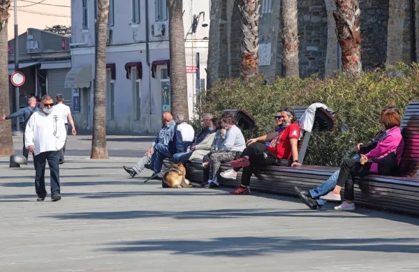 Lovljenje vitamina D v Kopru - tokrat z maskami.  