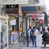 Z nekaj izjemami je znova prepovedana prodaja blaga in storitev 
potrošnikom, a pred veliko nočjo je več opravkov kot sicer, tudi v 
Novi Gorici.   