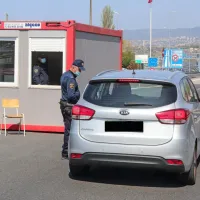 Kontrolna točka na Škofijah; zapiranje meja  obmejnemu prebivalstvu povzroča dodatne skrbi.