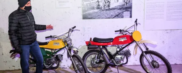 Neumoren zbiratelj Tomosove dediščine Stevo Vujić ponosno 
pove, da so vsi razstavljeni  motorji originalno ohranjeni.