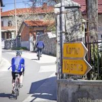          Kraška vasica privablja tudi  kolesarje.  