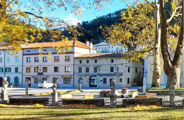 V občini Vipava je trenutno 80 aktivnih okužb. Ker gre za občino z 
manjšim številom                                               prebivalcev, je pojavnost okužb preračunano na 
100.000 prebivalcev zelo visoka (1388) in  druga najvišja v regiji - za 
Mestno občino Nova Gorica (1477).

